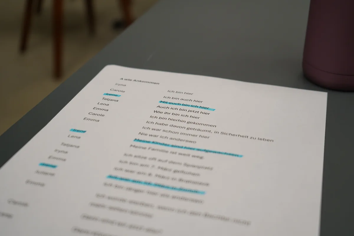 Man sieht einen Text, der mit Textmarker markiert ist.